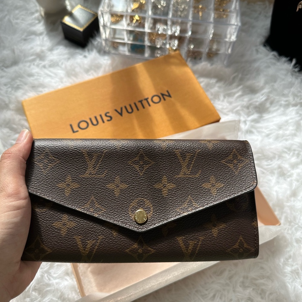 ❗️SOLD❗️LV SARAH WALLET